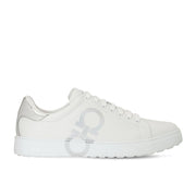 Salvatore Ferragamo Zapatilla deportiva con cordones de cuero con logo Gancini para hombre en blanco y plateado